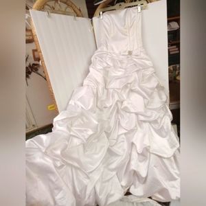 David's Bridal Strapless Gown Style 7T1904 Size 0P NEEDS TO BE CLEANED